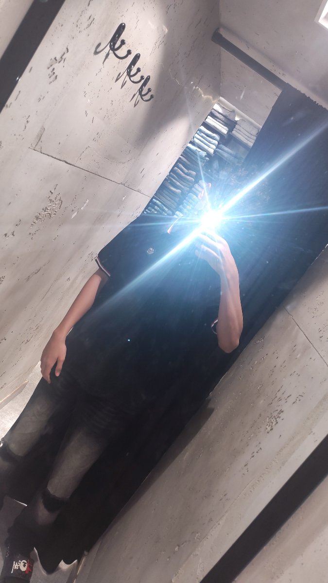I will create a video about a Moncler T-shirt.